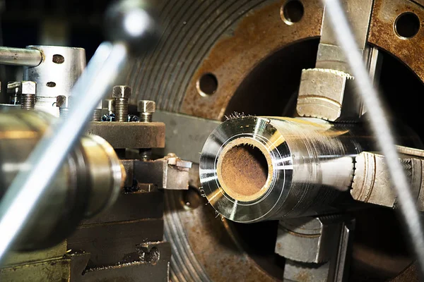 manufacturing of a circular part on a lathe