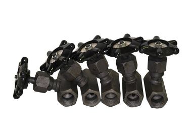 Beyaz arka plan üzerinde bronz kesme muslukları