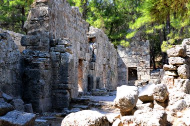 Taştan eski şehir Roma eserleri duvarını yıktı.