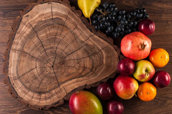 Fruchtstillleben auf hölzernem Hintergrund. Kopierraum — Stockfoto