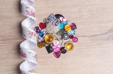 Gri bir arkaplanda çok renkli dikişli taşlar. Boşluğu kopyala