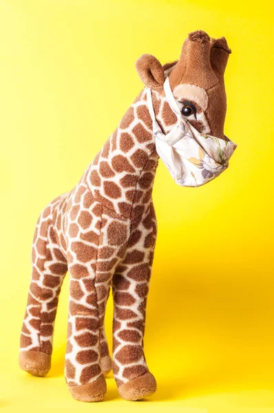 Girafa Brinquedo Uma Máscara Louca Fundo Amarelo Coronavírus — Fotografia de Stock