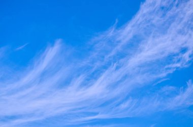 Mavi gökyüzündeki bulutlar