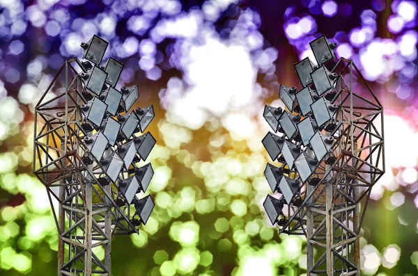 Beleuchtungsturm des Stadions auf hellem abstrakten Hintergrund — Stockbild Beleuchtungsturm des Stadions — Stockfoto