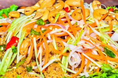 Çıtır catfish yeşil mango ile baharatlı salata