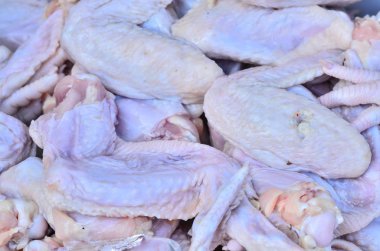 Çiğ tavuk kanadı.