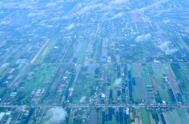 bulutların ve köy manzarasının havadan görüntüsü