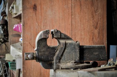 eski tezgah mengene bir atölye