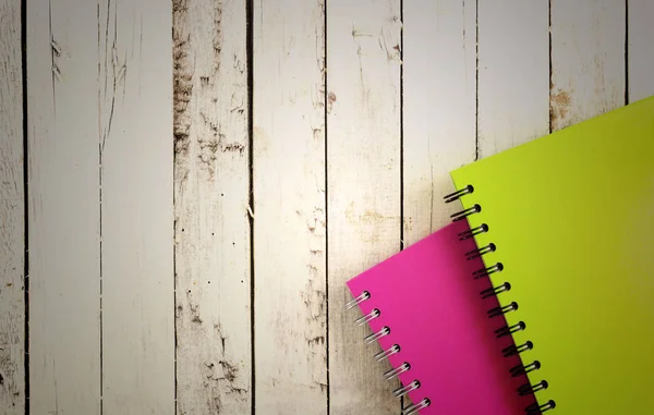Bovenaanzicht van kleurrijke notebook op hout — Stockfoto