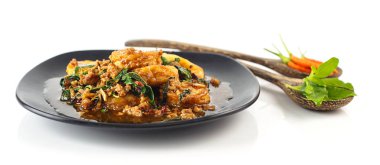 Domuz eti ve kutsal fesleğen ile karıştırın kızarmış yumurta tofu tabak