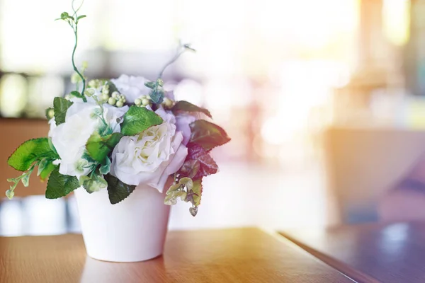 Florero en la mesa —  Fotos de Stock