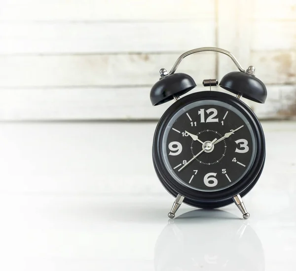 Reloj despertador contra madera — Foto de Stock