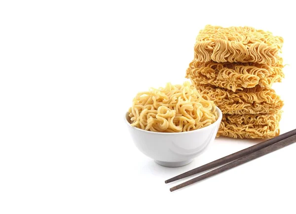 Bowl of noodles  and heap of dry noodle with chopsticks — Φωτογραφία Αρχείου