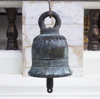 Tapınakta eski kilise çanı.