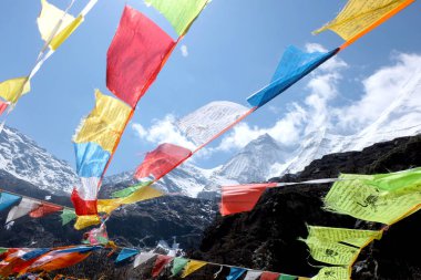 Yading doğa rezerv Çin süt gölde için yol boyunca Tibet dua bayrakları
