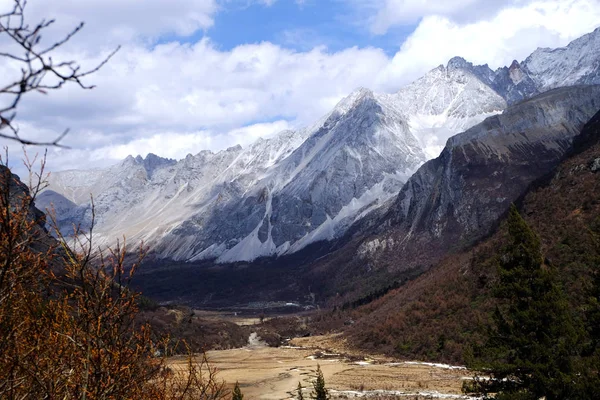 Paesaggio montano di neve lungo la strada per il lago di latte alla riserva naturale di Yading — Foto Stock