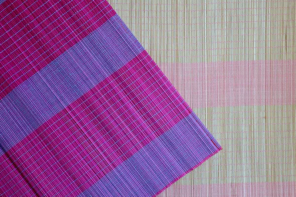Фон з бамбукової матової пластини, барвистий візерунок, текстура бамбука, простір бамбукового килимка — стокове фото