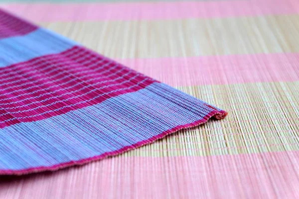 Achtergrond van bamboe mat plaat, kleurrijke patroon, bamboe textuur, lege ruimte van bamboe mat — Stockfoto
