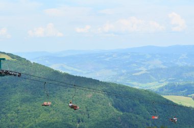 İnsanlar Karpatya dağlarında kabloyla taşıyorlar.