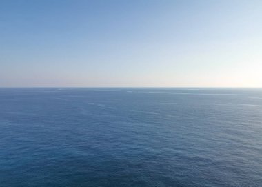 Boş mavi deniz ve berrak gökyüzüne karşı ufuk çizgisi.