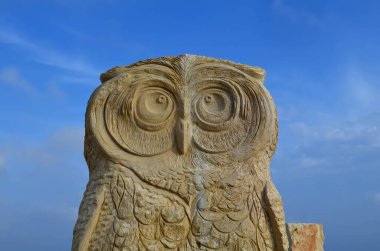 Aya-Napa, Kıbrıs - 22 Mayıs 2015. Kıbrıs Rum Kesimi 'nin Ayia Napa kentindeki uluslararası bir heykel parkında baykuş heykeli