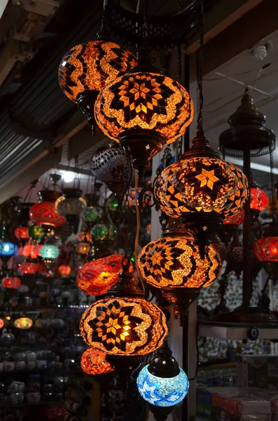 Lumières artisanales turques traditionnelles en verre coloré. Grand marché, Istanbul — Photo