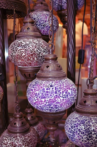 Lumières artisanales turques traditionnelles en verre coloré. Grand marché, Istanbul — Photo