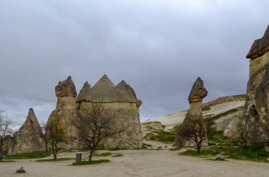 Türk Kapadokya 'sında yüksek volkanik kaya kayalıkları.