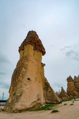 Türk Kapadokya 'sında taş mantar şeklinde Tuff kayası. Pashabag Vadisi