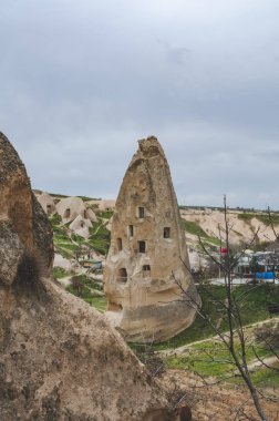 Türk Kapadokya 'sındaki volkanik tuff kayalıklarında yaşıyor. Goreme Ulusal Parkı.