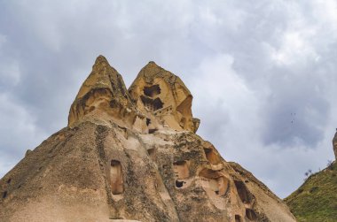 Türk Kapadokya 'sındaki volkanik Tuff kayalıklarında terk edilmiş evler. Goreme Ulusal Parkı.