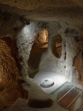Derinkuyu yeraltı kenti, Türkiye 'nin Kapadokya kentinde yer alan çok katlı antik bir mağara kentidir..