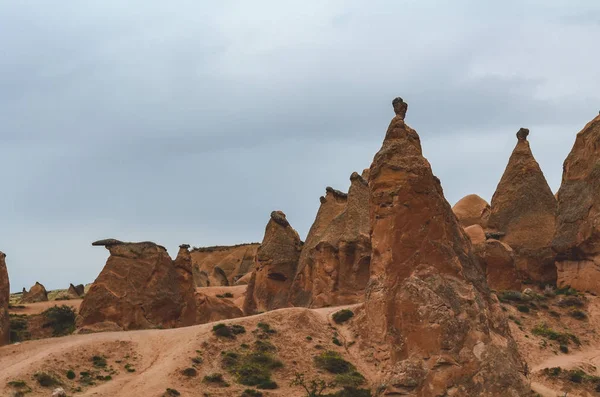Скалы странной необычной формы вулканической породы в турецкой Каппадокии — стоковое фото