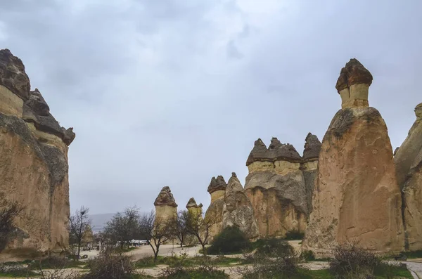 Rocas de toba en forma de setas de piedra en Capadocia turca . — Foto de Stock