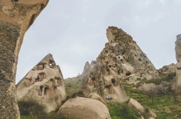 Wohnungen in den Felsen aus vulkanischem Tuff in Kappadokien, Zentraltürkei. — Stockfoto