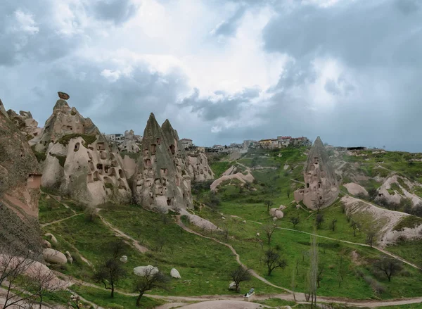 Wohnungen in den Felsen vulkanischen Tuffsteins in türkischem Kappadokien. Panorama des Goreme-Nationalparks. — Stockfoto