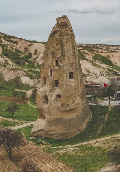 Wohnungen in den Felsen aus vulkanischem Tuff in türkischem Kappadokien. — Stockfoto