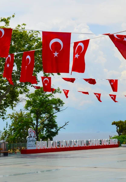 Törökország, Antalya, 2018. május 11. Törökország Euro 2024 szlogen Birlikte Paylasalim, fordítás török nyelvről Share together — Stock Fotó
