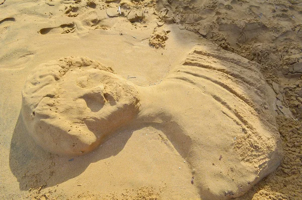 Sand escultura na forma de uma estátua de antiguidade na praia — Fotografia de Stock