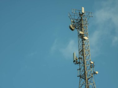 Mavi gökyüzüne karşı baz istasyonu. Uydu iletişimi ve haberleşme