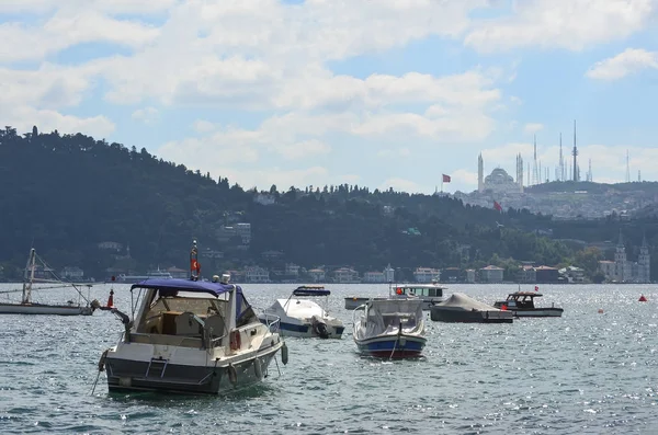 Pequenos motoboats no Bósforo em um dia de verão claro. Istambul, Turquia — Fotografia de Stock