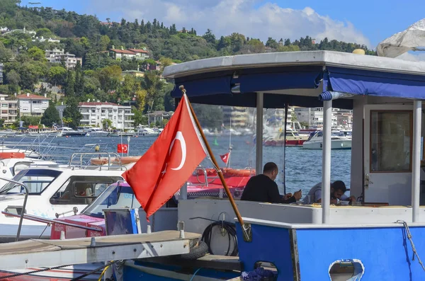 İki Türk balıkçı teknesinin kıç tarafında öğle yemeği yiyor