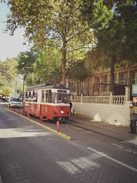 Κωνσταντινούπολη, Τουρκία - 21 Σεπτεμβρίου 2018: Εσοδεία κόκκινο τραμ στην οδό Μόντα στην περιοχή Καντίκοϊ — Φωτογραφία Αρχείου