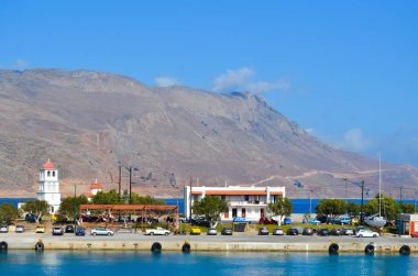 Sabahın erken saatlerinde küçük bir Yunan limanında rıhtım.