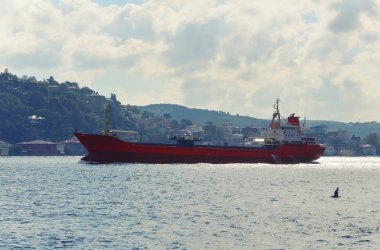 Kızıl kargo gemisi Boğaz 'dan Karadeniz' e geçiyor.