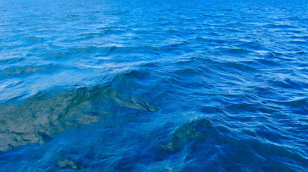 Enyhe hullámzó vízzel borított tengerfelület — Stock Fotó