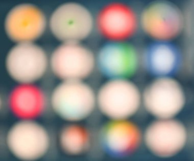 Gri-mavi tonlarda çok renkli dairelerin bulanık simetrik arkaplanı