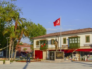 Eski şehrin merkezindeki Atatürk 'ün bronz heykeli.