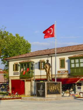 Eski şehrin merkezindeki Atatürk 'ün bronz heykeli.