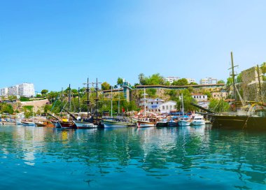 Türkiye, Antalya, 10 Mayıs 2018. Antalya limanında şehrin arka planına karşı güzel yatlar